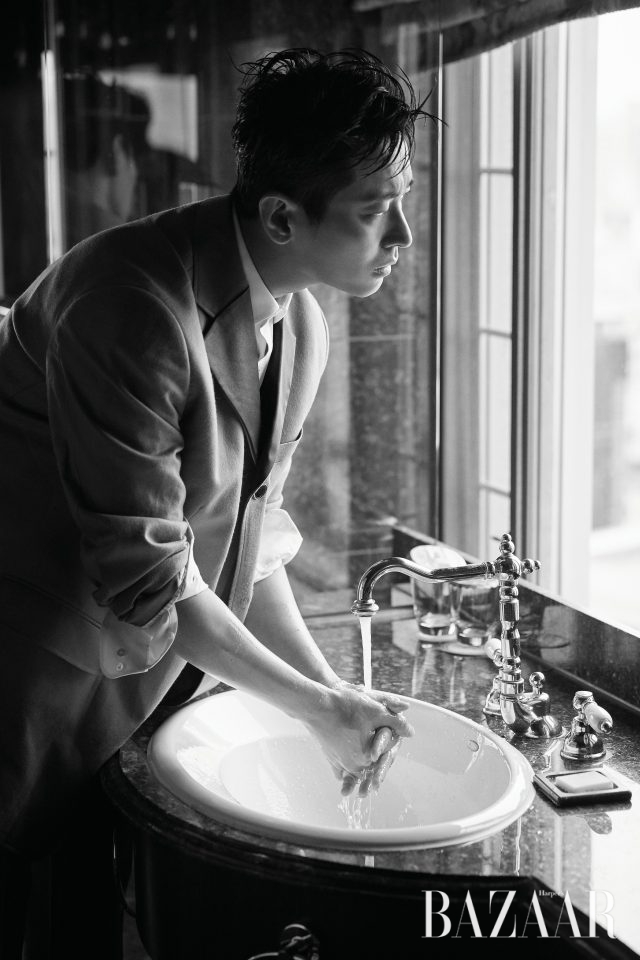 셔츠와 수트는 모두 Ordinary People 제품.