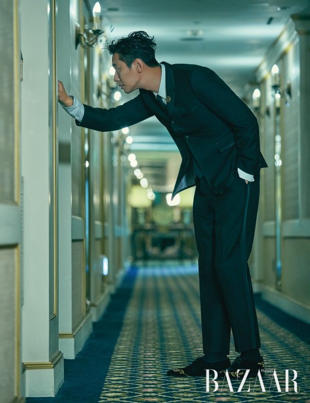 수트는 Thom Browne, 셔츠는 Juun.J, 타이는 Givenchy, 브로치는 Jamie & Bell, 슈즈는 Jimmy Choo 제품.