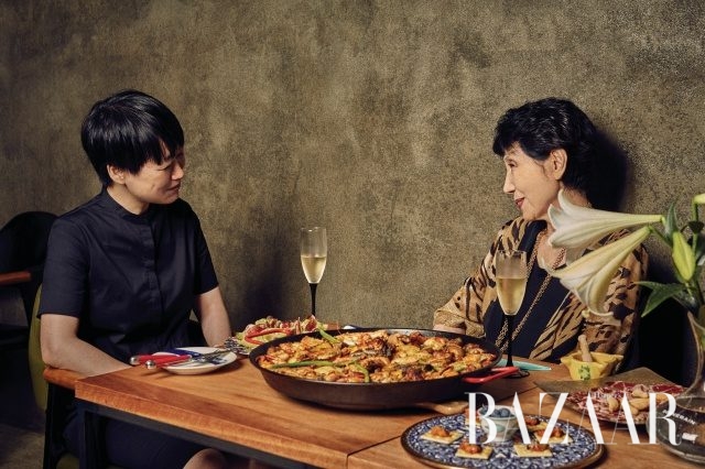 천운영과 노라노의 점심 식사. 테이블에 있는 백합은 노라노의 팬이라는 천운영 작가의 어머니가 준비하였다.