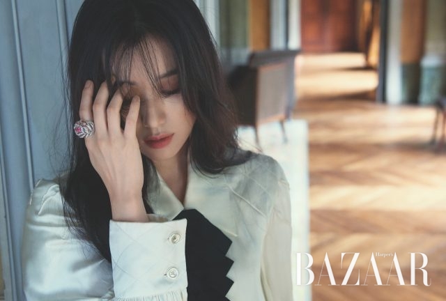 핑크 사파이어와 다이아몬드가 세팅된 반지는 Chanel High Jewelry 제품.