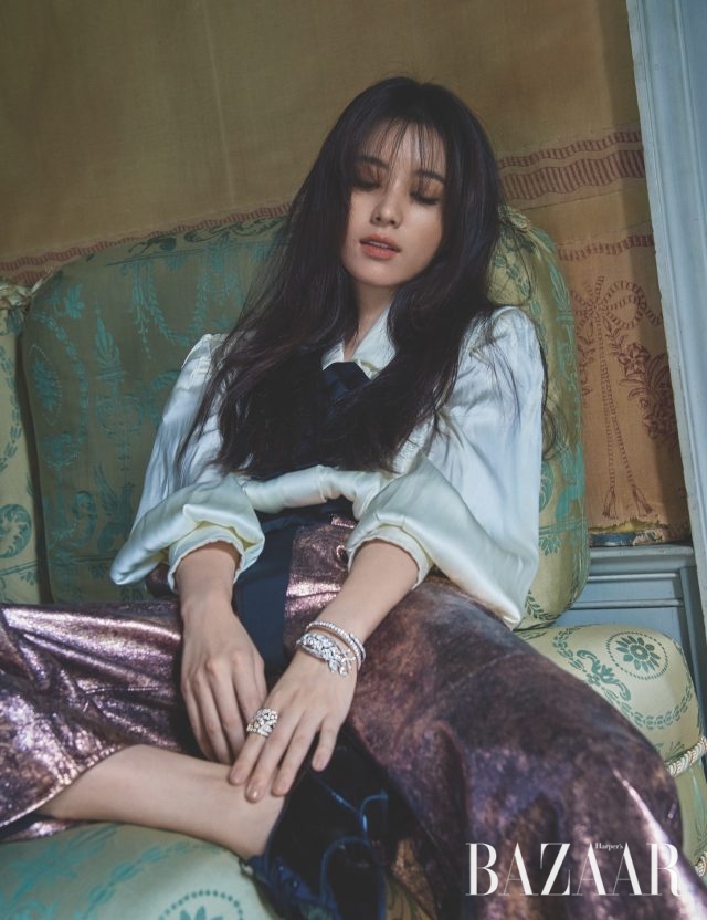 다이아몬드를 파베 세팅한 밀 이삭 모티프의 뱅글, 옐로 골드에 다이아몬드가 세팅된 반지는 모두 레 블레(LesBles) 컬렉션으로 Chanel High Jewelry. 블랙 타이의 실크 블라우스, 와이드 팬츠, 로퍼는 모두 Chanel 제품.