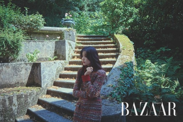 볼드한 반지는 Chanel High Jewelry.스트라이프 패턴으로 짜인 트위드 롱 원피스는 Chanel 제품.