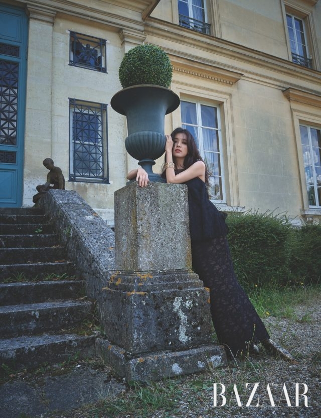 볼드한 디자인의 옐로 골드 와이드 뱅글은 레 블레(LesBles) 컬렉션으로 Chanel High Jewelry. 레이스 드레스, 메탈릭 부티는 모두 Chanel 제품.