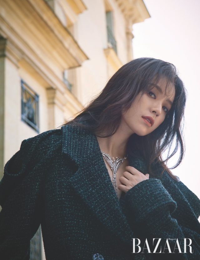 풍성한 밀을 모티프로 한 목걸이는 레 블레(LesBles) 컬렉션으로 Chanel High Jewelry. 오버사이즈 코트는 Chanel 제품.