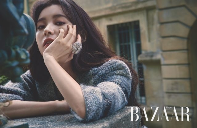 깃털 모티프의 볼드한 레 블레(LesBles) 컬렉션 반지는 Chanel High Jewelry. 니트 소재의 재킷은 Chanel 제품.