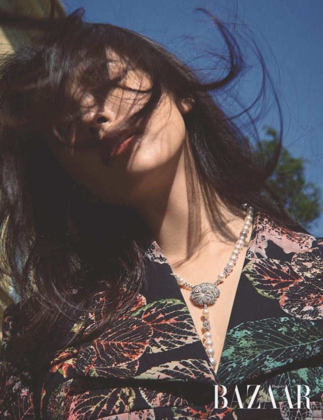 다이아몬드 플라워 펜던트가 장식된 진주 목걸이는 Chanel High Jewelry. 나뭇잎이 그려진 오버사이즈 재킷은 Chanel 제품.