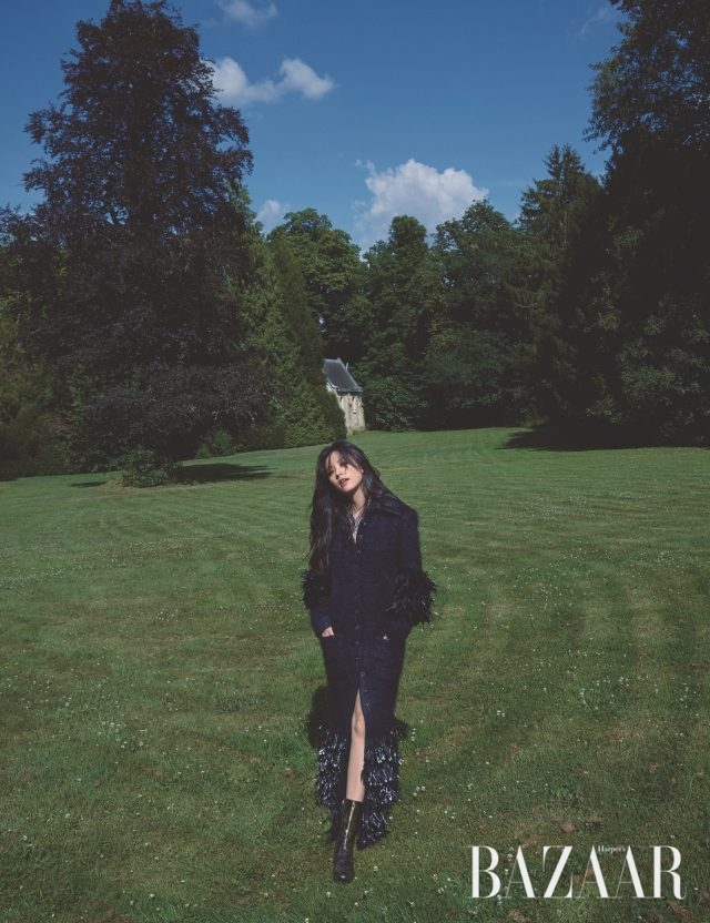 가시관을 연상시키는 화려한 목걸이는 레 블레(LesBles) 컬렉션으로 Chanel High Jewelry. 프린지 디테일의 코트, 앵클부츠는 모두 Chanel 제품.