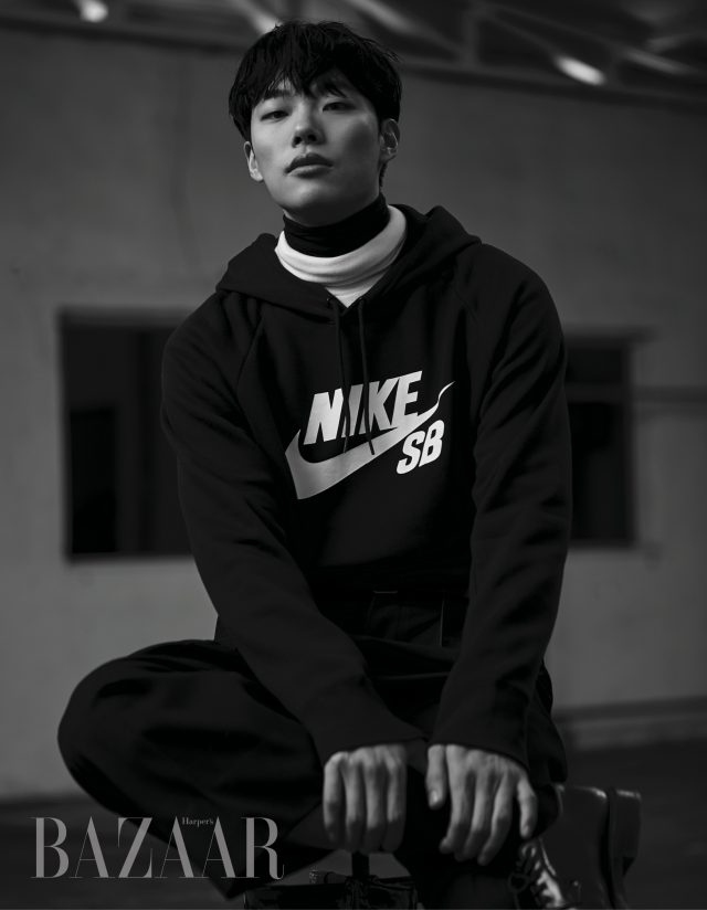 후드는 NIKE, 터틀넷은 Cos, 팬츠와 벨트는 Tonywack, 슈즈는 Church＇s 제품.