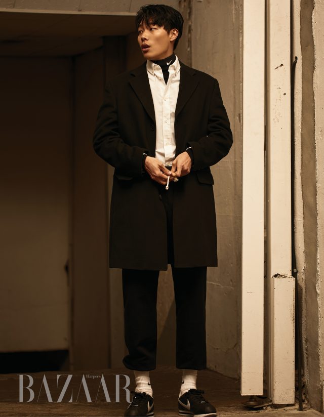 코트와 셔츠는 모두 Maison Martin Margiela, 터틀넥은 Cos 제품.