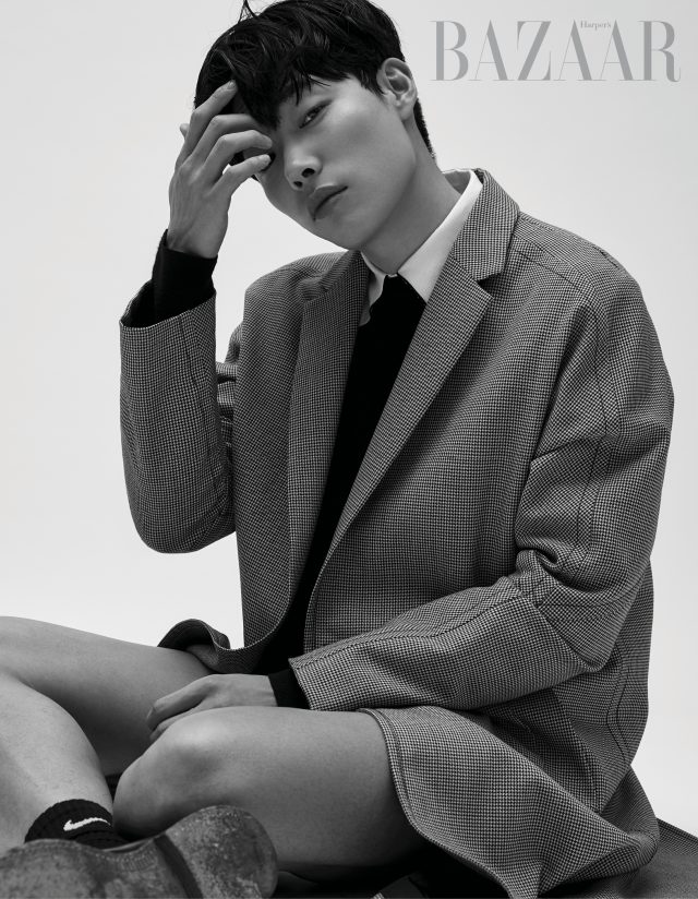 재킷과 셔츠, 팬츠는 모두 Wooyoungmi, 양말은 Nike, 슈즈는 Church＇s 제품.