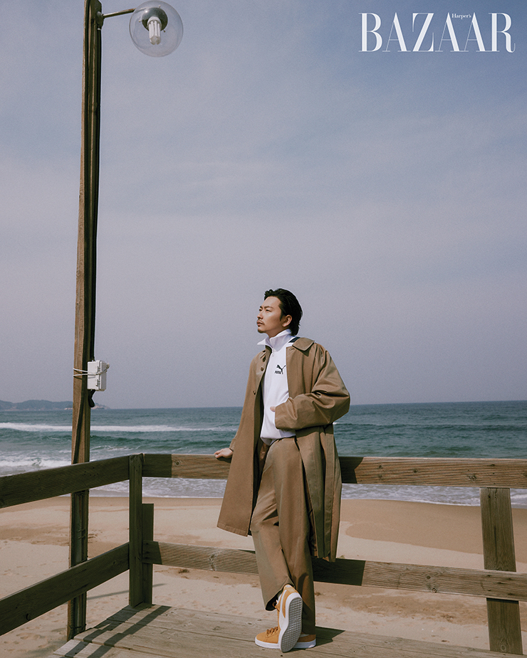 코튼 폴리 스웨트 소재를 사용해 착용감을 높인 ‘T7’ 트랙 재킷은 9만9천원, ‘스웨이드 클래식’ 스니커즈는 9만9천원 PUMA. 트렌치코트, 팬츠는 Le17septembre.