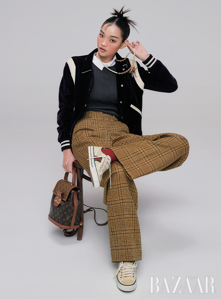 가방은 Louis Vuitton. 재킷은 Celine Homme by Hedi Slimane. 칼라 디테일 니트 톱은 Ralph Lauren Collection. 팬츠는 Wooyoungmi. 목걸이는 Dior. 스니커즈는 Gucci. 양말은 에디터 소장품.