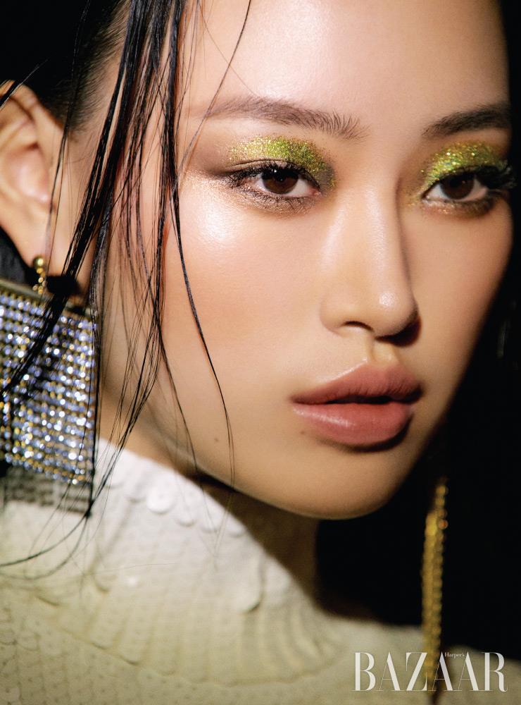 드레스는 Zara. 길이가 다른 크리스털 프린지 귀고리는 모두 Scho.