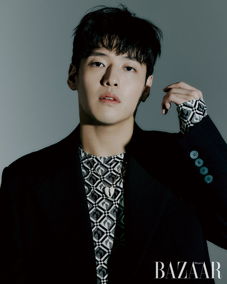 톱은 Marine Serre by BOONTHESHOP. 재킷은 Wooyoungmi. 목걸이는 Yves Saint Laurent.