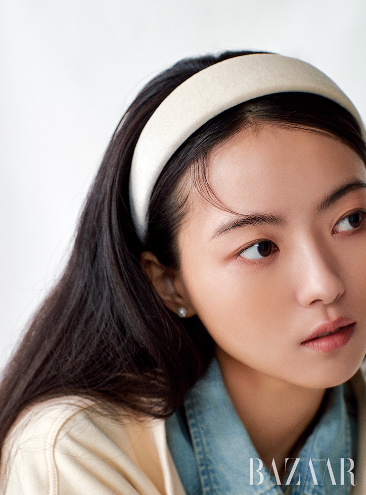 셔츠는 Polo Ralph Lauren. 스웨트셔츠는 Leha. 헤어밴드는 Elizabeth Moments.