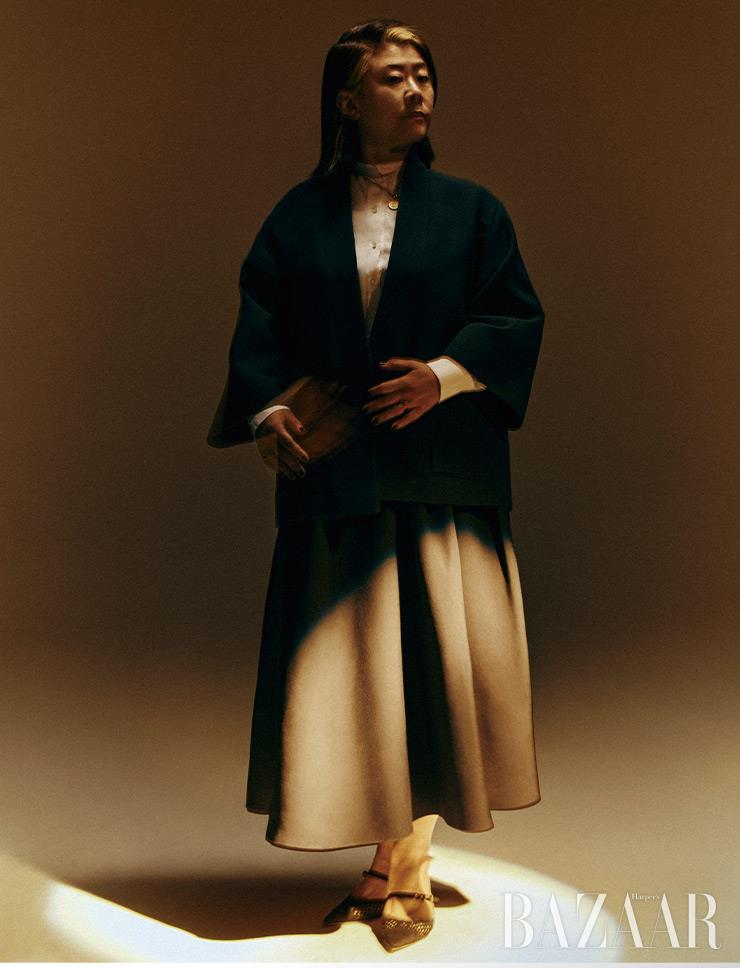 화이트 셔츠, 재킷, 스커트, 슈즈는 모두 Dior. 골드 목걸이는 Mama Casar. 양손에 착용한 반지는 모두 Le Mauve Studio.