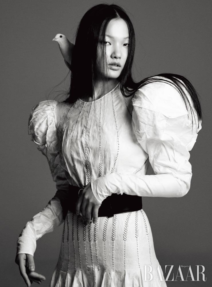 퍼프 숄더 드레스는 가격 미정, 와이드 벨트는 1백58만원 모두 Alexander McQueen.