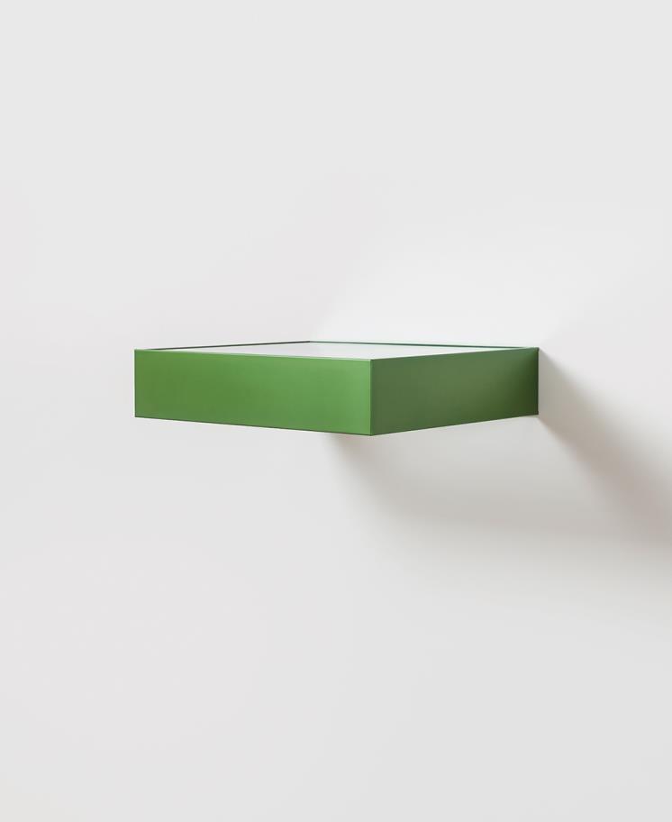 Donald Judd, <Untitled>, 1989, 녹색 양극산화 알루미늄과 투명 플렉시 유리, 15.2 x 68.6x61cm. photo: 안천호. © Courtesy Thaddaeus Ropac gallery, London · Paris · Salzburg · Seoul Donald Judd Art © Judd Foundation/Artists Rights Society (ARS), New York