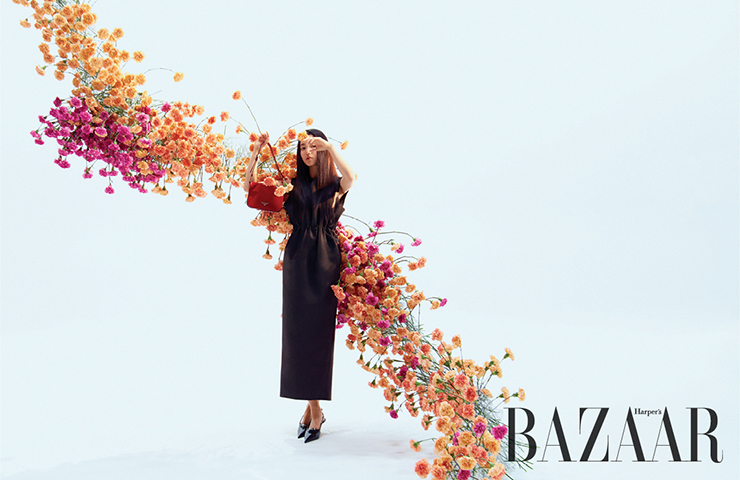 드레스, ‘팜므’ 백, 슬링백 힐은 모두 Prada.