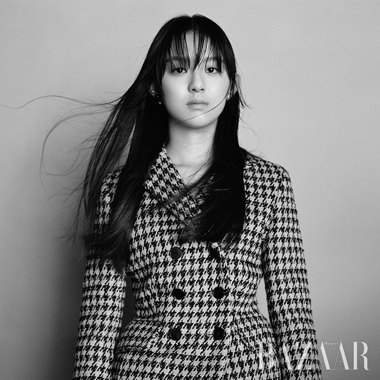 재킷, 스커트는 모두 Dior. 이어커프는 Leyie. 