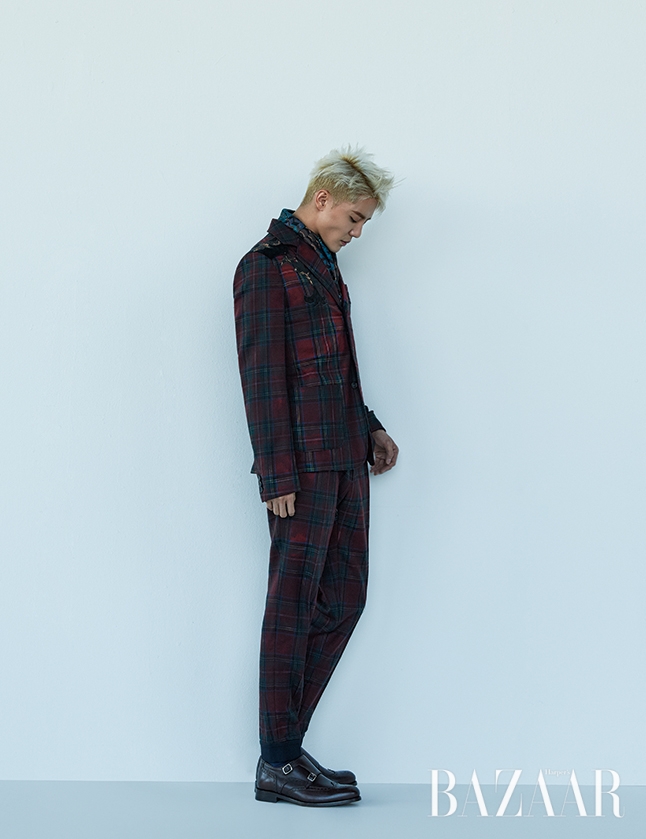 수트는 Antonio Marras by John White, 슈즈와 스카프는 Salvatore Ferragamo 제품. 