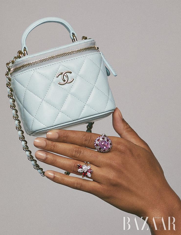 체인 스트랩이 달린 베니티 백은 가격 미정 Chanel.