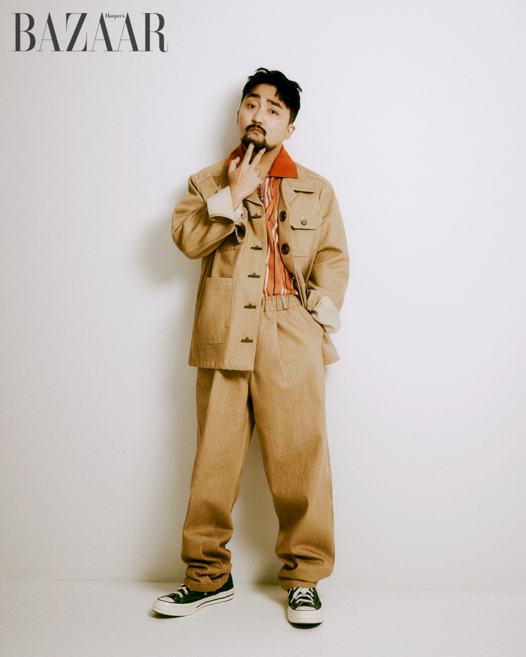 재킷, 팬츠는 Ffeff Studio. 하프넥 셔츠는 JW Anderson. 스니커즈는 Converse.