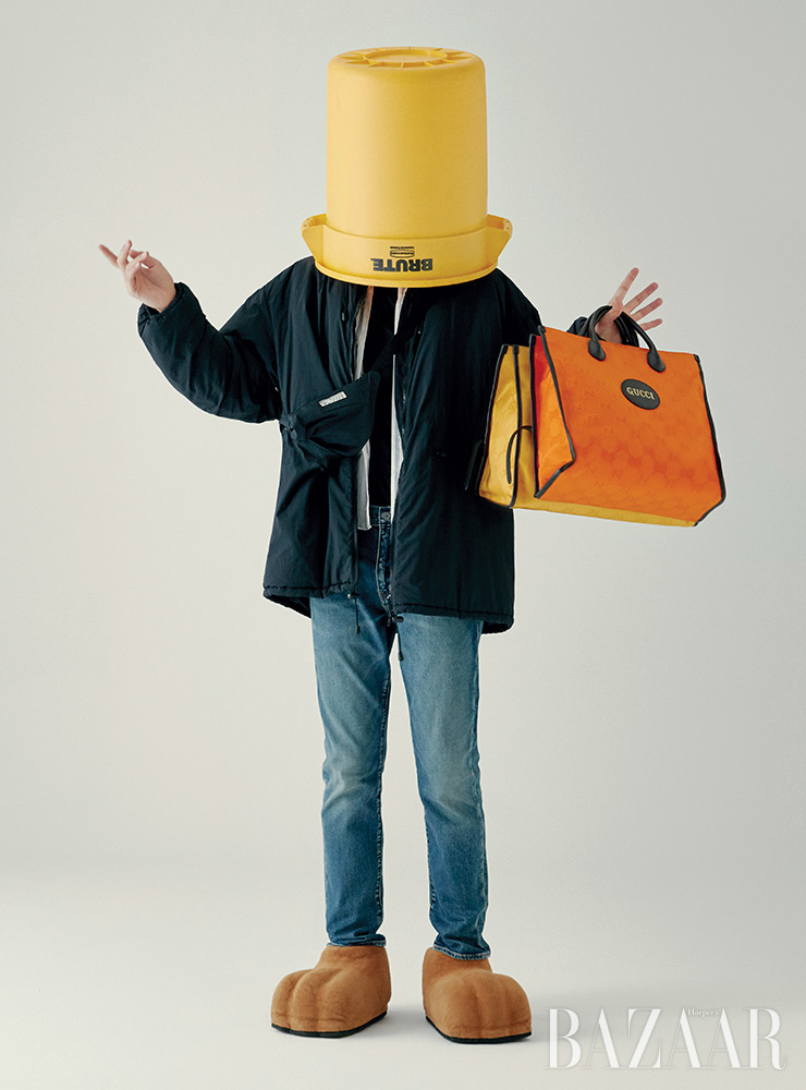 빈티지 아카이브를 업사이클링한 ‘레시클라’ 컬렉션의 점퍼는 2백39만원 Maison Margiela. 빈티지를 업사이클링한 셔츠는 18만4천원 Often Told. 오가닉 코튼 소재의 티셔츠는 3만9천원 Cos. 팬츠는 16만9천원 Levi’s. 자투리 원단과 폐기물을 재생해 만든 ‘오프 더 그리드’ 가방은 각각 1백90만원 Gucci.