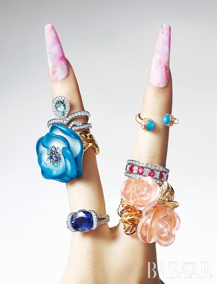 (위부터)‘포제션’ 말라카이트 오픈 반지는 Piaget. ‘벨에포크’ 컬렉션 루비 반지는 Damiani. ‘로즈 디올 프리 카텔란’ 반지는 Dior Fine Jewelry. (중지 위부터) ‘조세핀 아그레뜨’ 컬렉션의 아콰마린 반지, 다이아몬드가 세팅된 화이트 골드 반지는 Chaumet. 파란 장미의 ‘로즈디올 팝’ 반지는 Dior Fine Jewelry. ‘리앙 크루아제’ 사파이어 반지는 Chaumet.