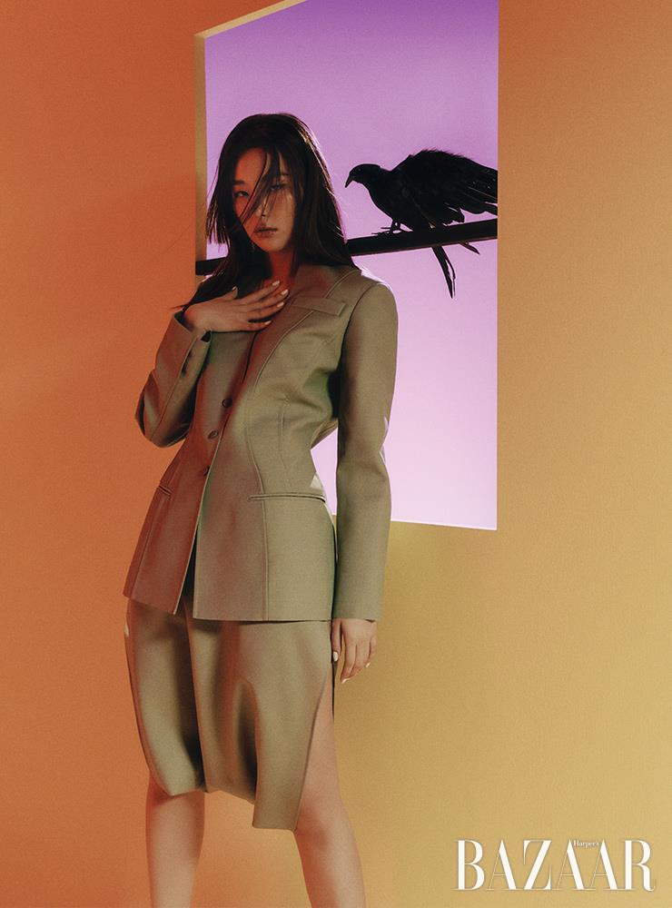재킷, 팬츠는 Salvatore Ferragamo.