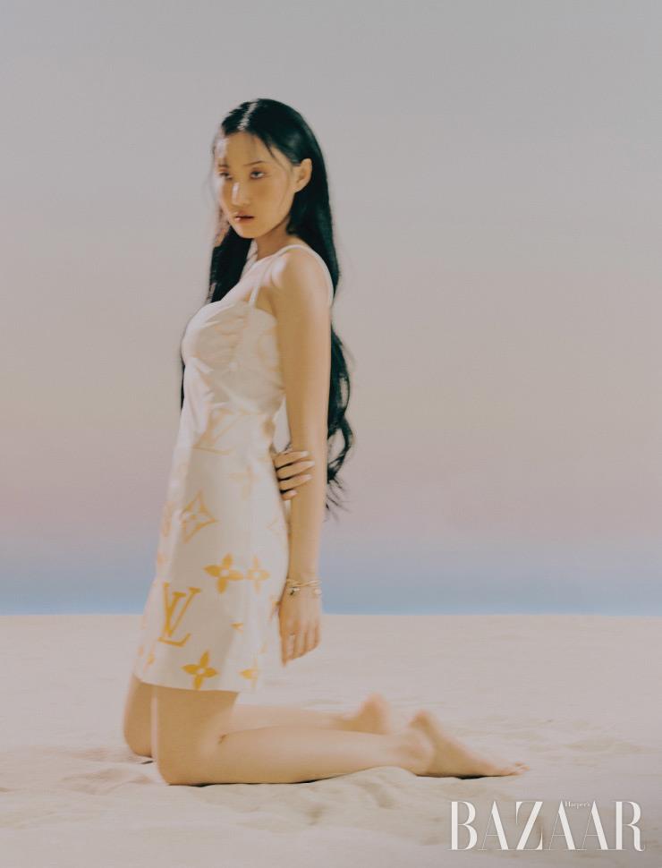 모노그램 패턴의 원피스, 팔찌는 Louis Vuitton.