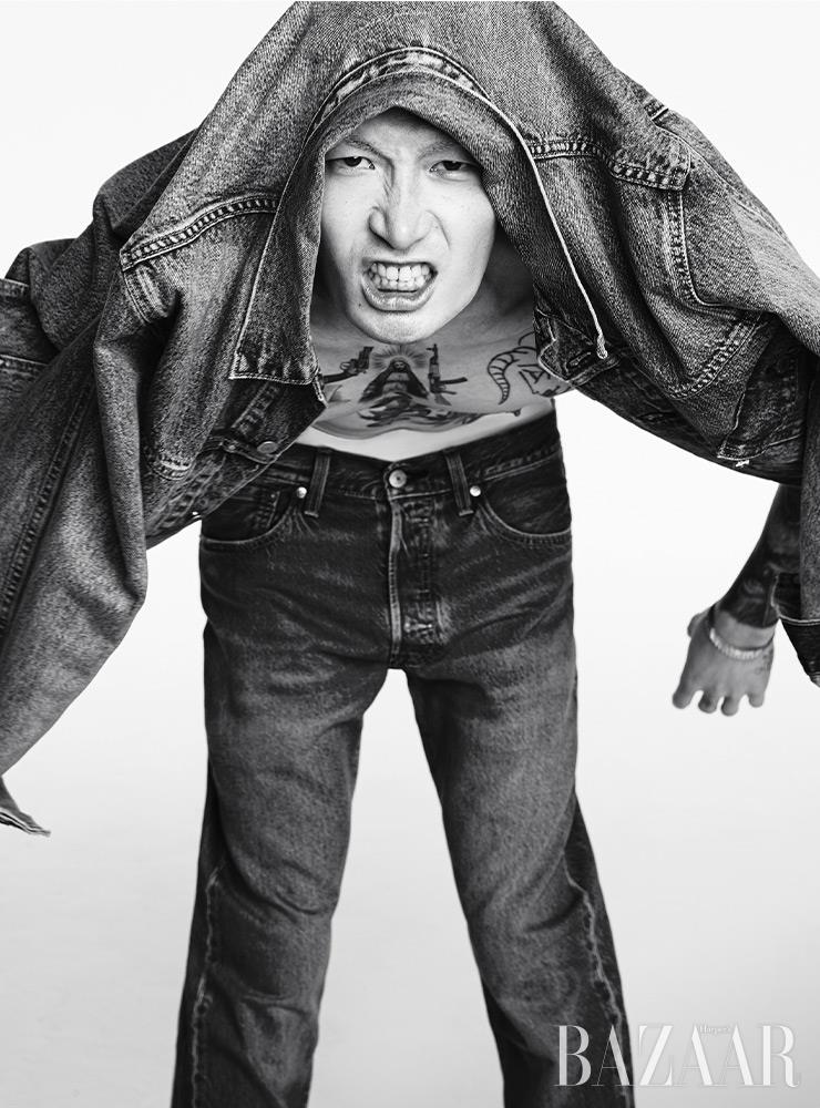 컨템포러리 타입2 트러커 재킷은 12만9천원, 501ⓡ 오리지널 진은 12만9천원 Levi’s. 왼손의 꼬임 디테일 팔찌는 Verutum. 왼손에 레이어링한 팔찌는 스타일리스트 소장품.