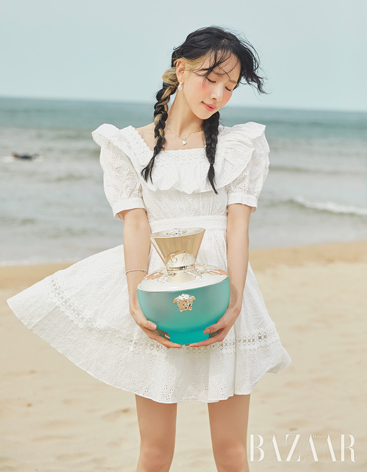 머스크 향을 베이스로 만다린과 레몬향을 더하고 재스민과 프레지아가 조화를 이룬다. 딜런 터쿠아즈. 30ml 7만5천원, 50ml 11만원, 100ml 14만원.Versace. 네크리스는 Merrymotive x Amondz, 이어링은 Lavishe x Amondz, 브레이슬릿은 Macier x Amondz.