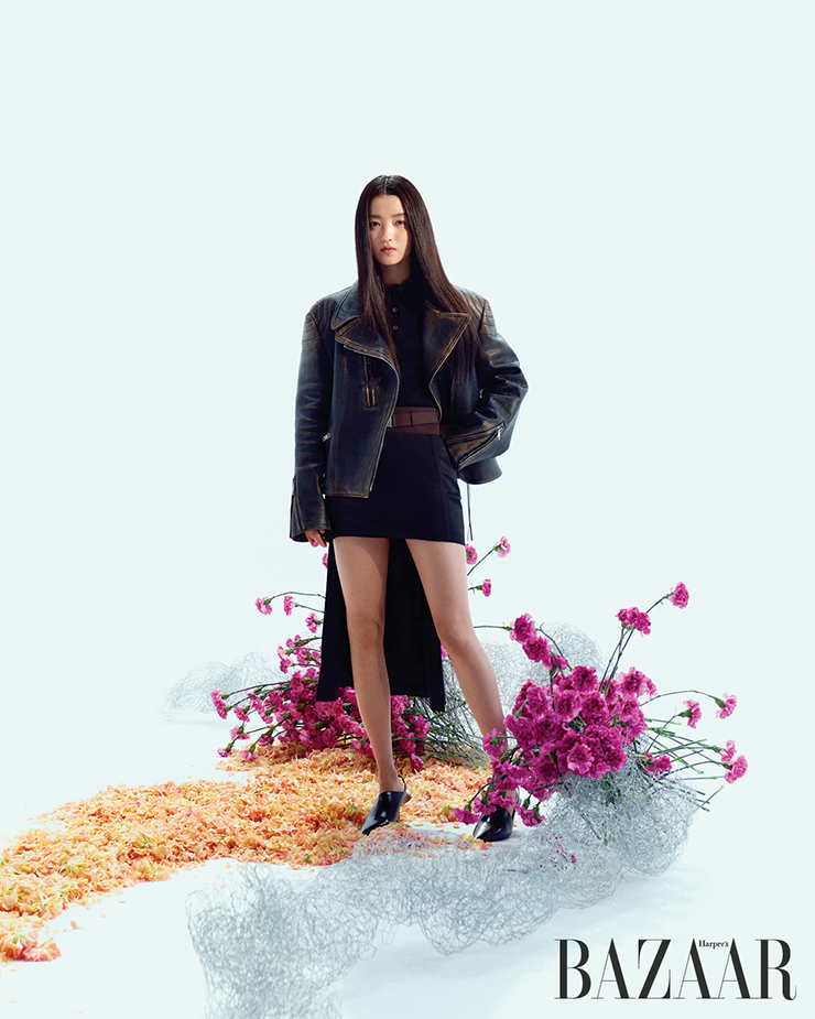 슬리브리스 톱, 스커트, 귀고리는 모두 Prada.