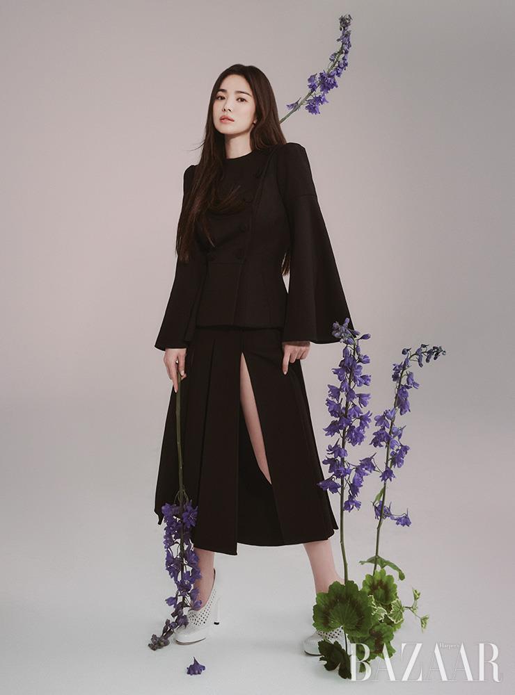 재킷은 3백만원대, 스커트는 1백만원대, 메시 펌프스는 1백만원대 모두 Fendi.