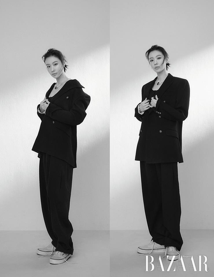 수트, 이너 톱은 Etro. 귀고리는 Roaju. 펜던트 목걸이는 Hoze. 스니커즈는 Vans.