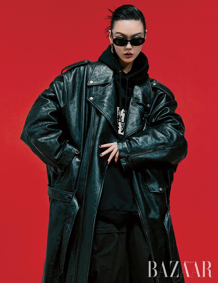 바이커 재킷을 변형한 레더 코트, 이너로 입은 티셔츠, 팬츠는 모두 Balenciaga. 후디는 Celine Homme by Hedi Slimane. 선글라스는 28만원 Gentle Monster. 귀고리는 22만8천원 Doigté.