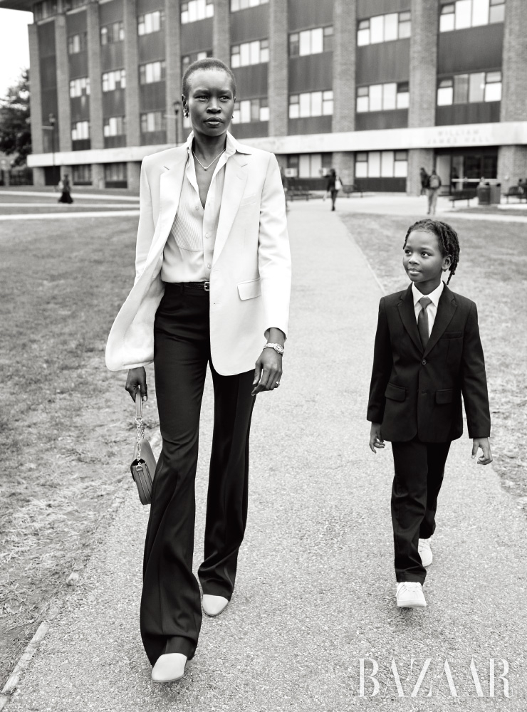 알렉 웩(ALEK WEK)이 입은 재킷, 셔츠, 팬츠, 벨트, 백, 부츠는 모두 CELINE BY HEDI SLIMANE. 귀고리, 목걸이, 시계, 반지는 모두 BVLGARI. OLAY 딥 하이드레이션 세럼($38.99).