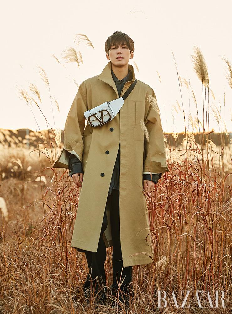 코트, 셔츠, 팬츠는 모두 Wooyoungmi. 로고 벨트 백, 앵클부츠는 Valentino Garavani.
