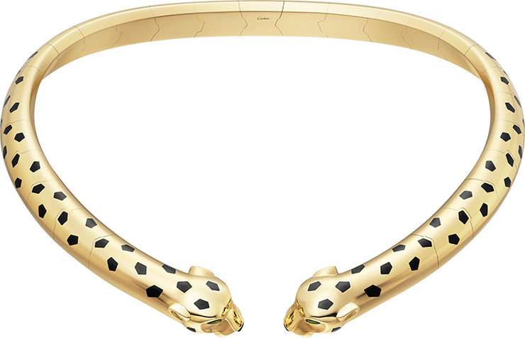옐로 골드에 래커, 차보라이트, 오닉스를 장식한 ‘펜더 드 까르피에’ 네크리스는 Cartier.