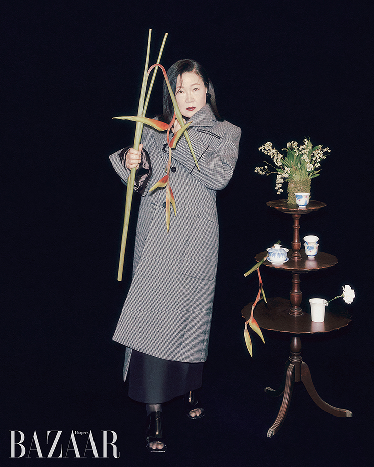  코트, 반지, 슈즈는 모두 Ferragamo. 터틀넥, 스커트는 스타일리스트 소장품.