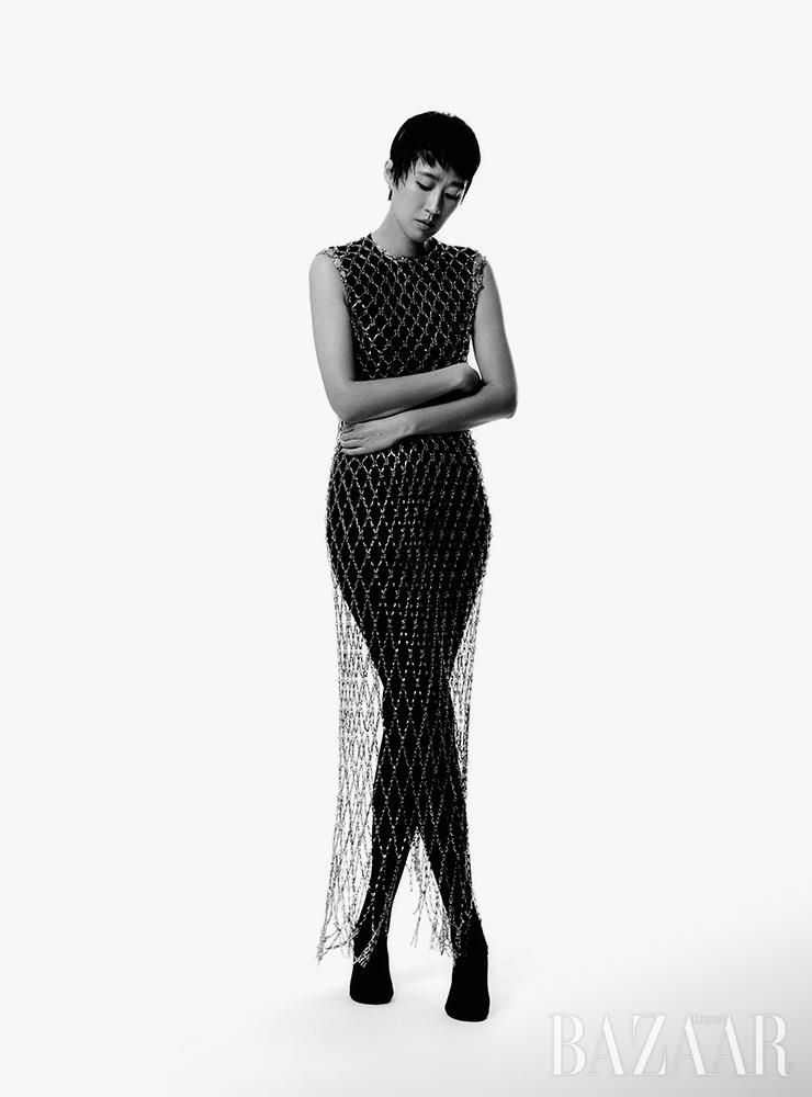 톱, 실버 체인 드레스, 판탈롱 레깅스 슈즈는 모두 Balenciaga. 