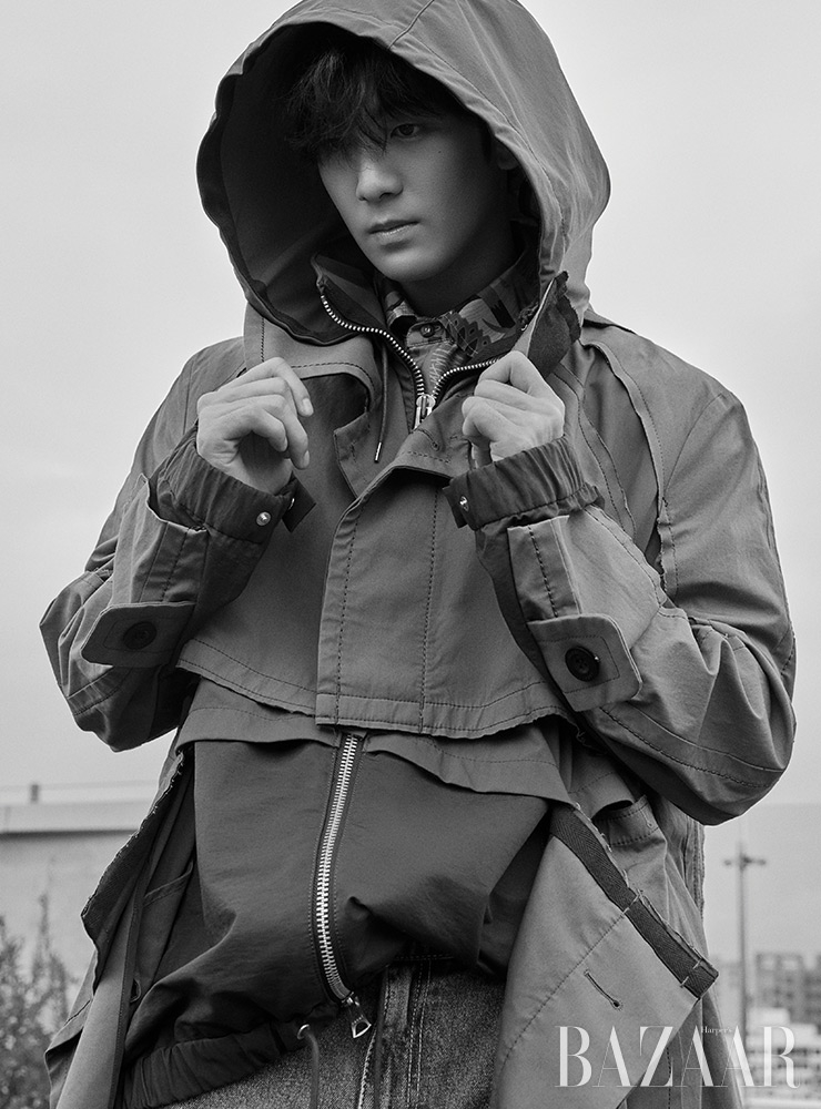 셔츠는 Bally. 윈드브레이커는 Sacai by Yoox. 데님 팬츠는 Levi’s.