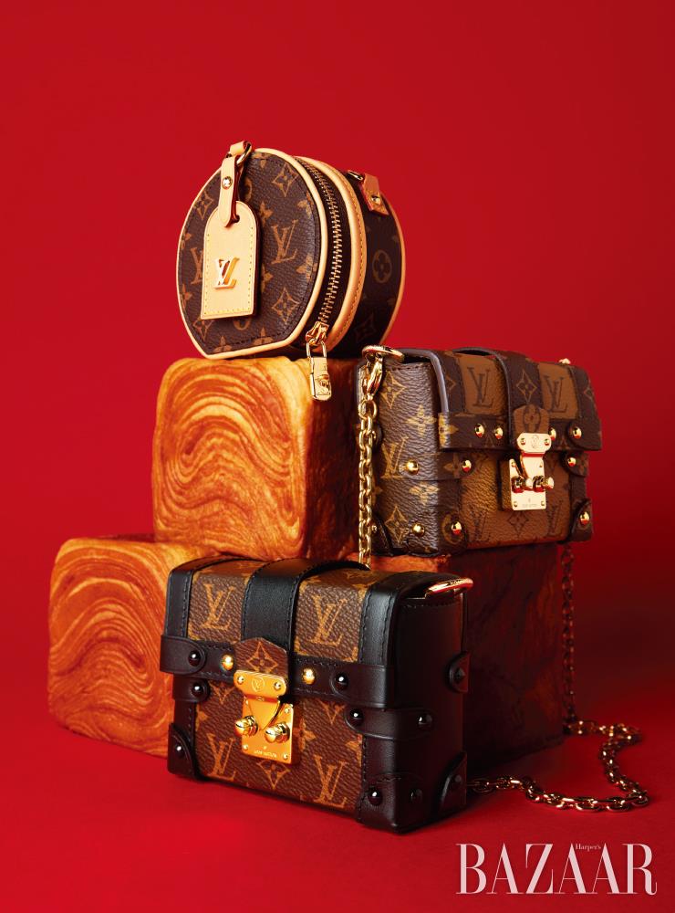 (위부터)주얼리이자 미니 파우치로 활용가능한 ‘쁘띠뜨 부아뜨 샤포 목걸이 백’은 Louis Vuitton. 마이크로 미니 체인 백 ‘에센셜 트렁크 리버스 모노그램’은 Louis Vuitton. 러기지를 미니 사이즈로 축소한 ‘에센셜 트렁크 모노그램’은 Louis Vuitton.