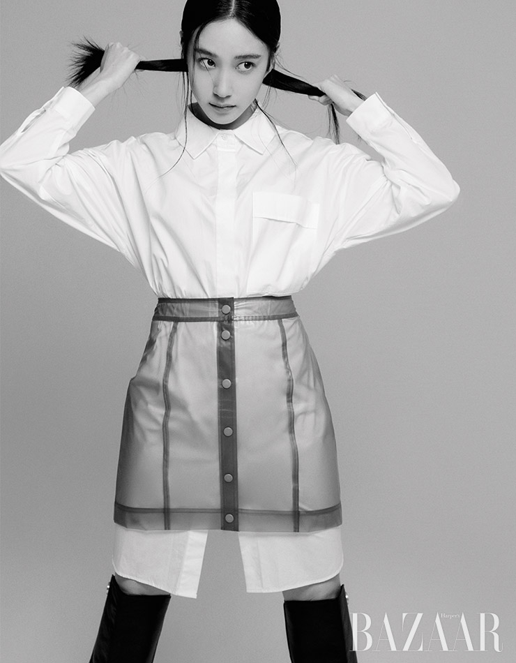 셔츠 원피스, 스커트는 8 by Yoox. 부츠는 Ports 1961.