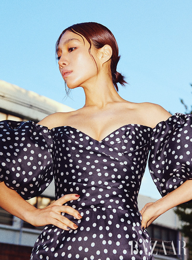 오프숄더 퍼피 드레스는 Rasario from Net-A-Porter.