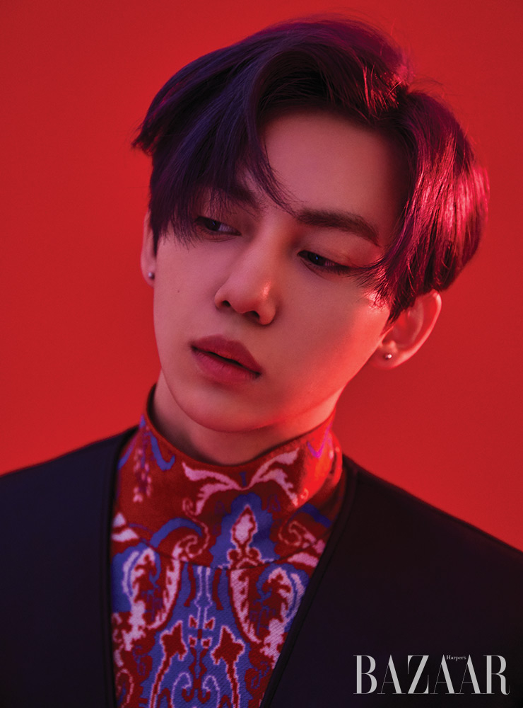 윤성이 입은 패턴 터틀넥은 Wooyoungmi. 재킷은 Lemeteque.