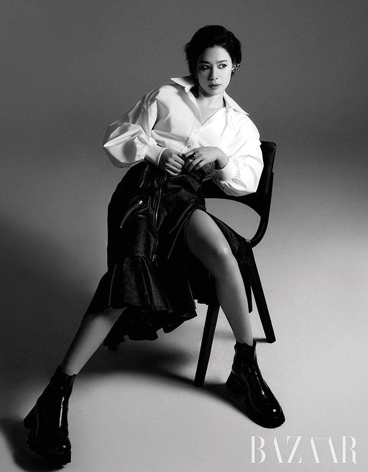 셔츠, 가죽 스커트, 이어커프, 반지, 부츠는 Alexander McQueen.