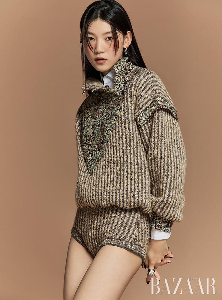 니트 톱, 쇼츠는 Etro. 셔츠는 19만원대 Polo Ralph Lauren. 귀고리는 Justine Clenquet by 10 Corso Como Seoul. 오른쪽 귀에 착용한 이어커프는 Alexander McQueen. 반지는 1백26만원 Miu Miu.