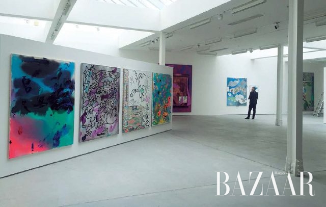 소호에 있는 사디 콜스 HQ에서 전시 중인 로라 오웬스의 작품들